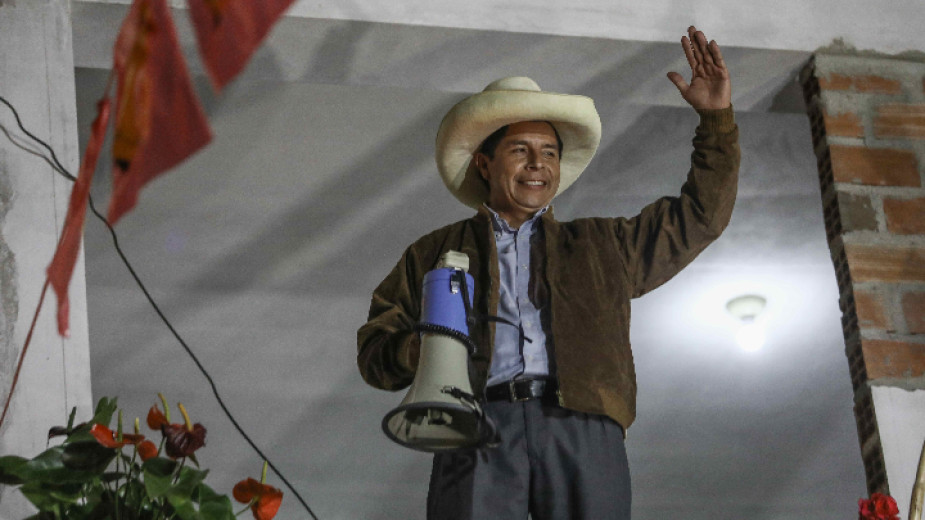 Перуанският социалист Педро Кастильо увеличи преднината си пред дясната съперничка