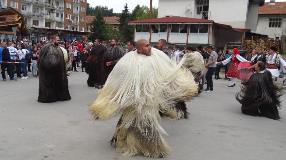 На Великден в село Елешница, община Разлог, провеждат Кукерски фестивал.