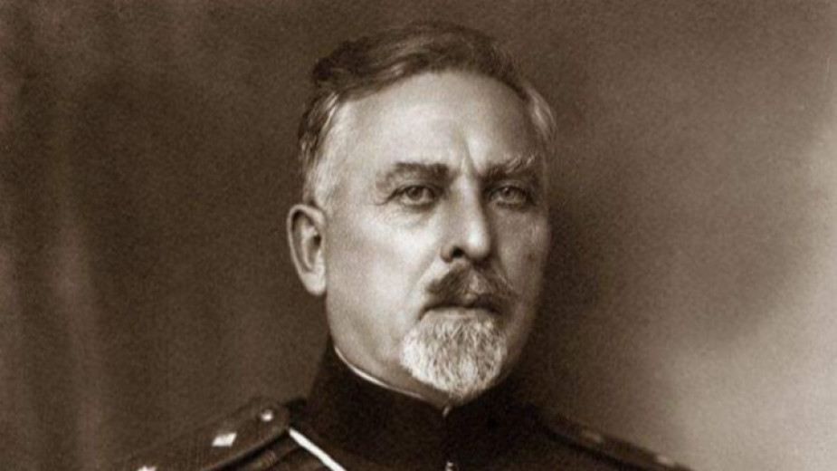 Владимир Минчов Вазов е български офицер (генерал-лейтенант). Той ръководи българските части по време