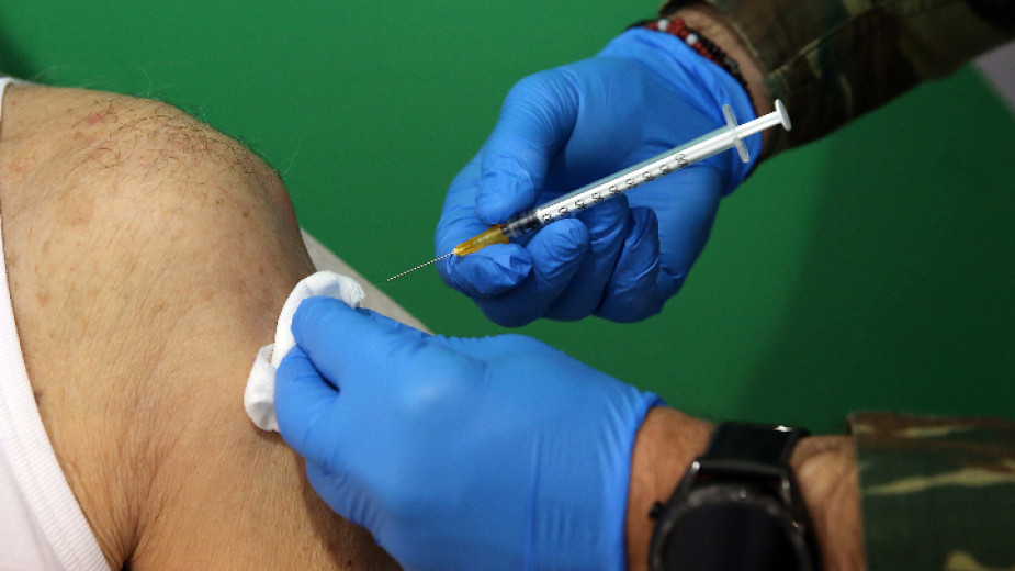 Задължително ваксиниране се въведе в Гърция за част от служителите