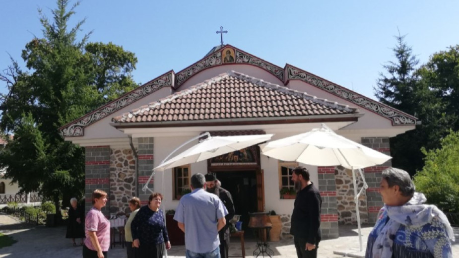 Десетки православни християни се събраха в Руенския манастир, издигнат над
