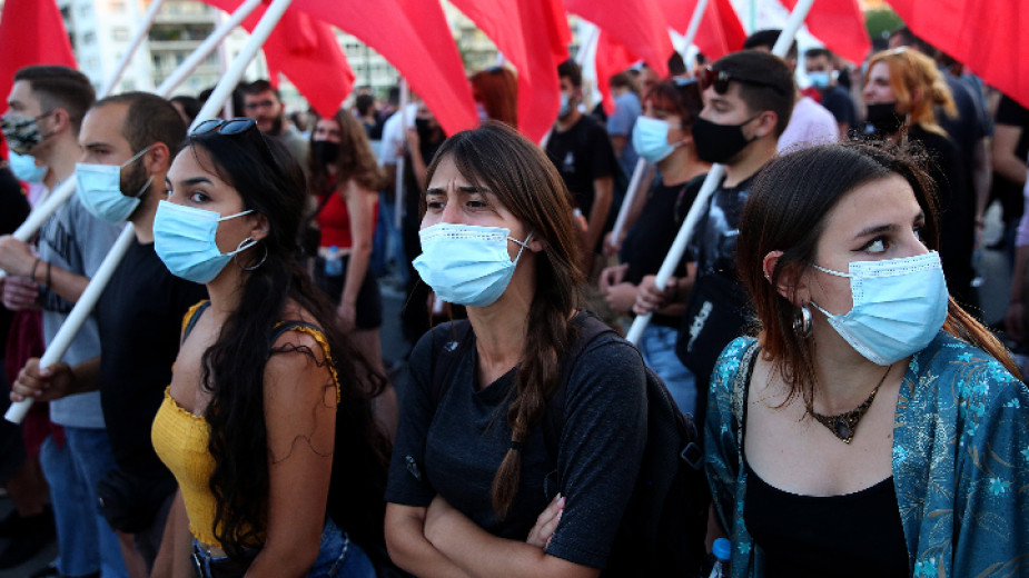 Студенти в Гърция нарушават разпоредбите за мерките срещу коронавируса. Хиляди