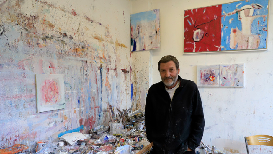 В ателието на Захари Каменов винаги е цветно и интересно.