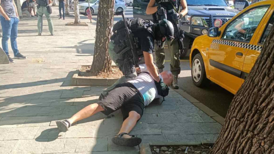 Специализирана полицейска акция се провежда в Бургас, Карнобат и Царево.