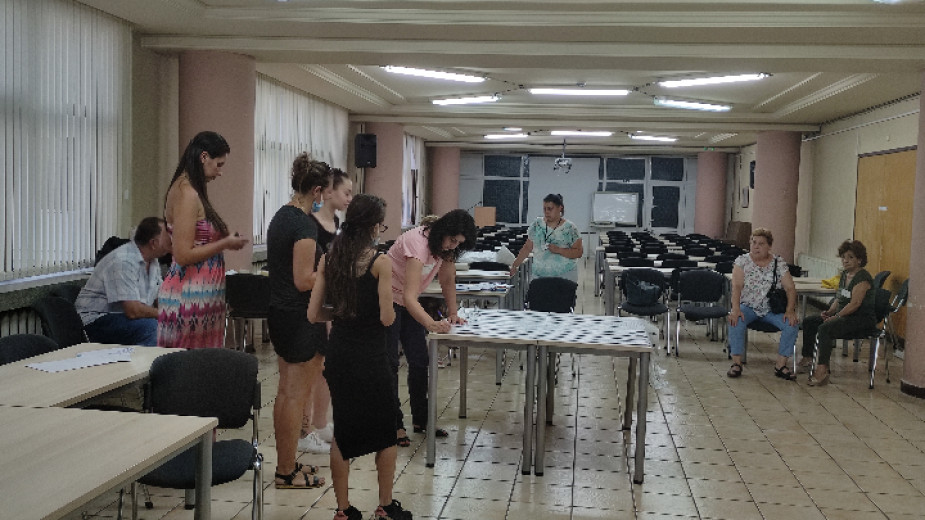 Опашка от секционни комисии, които предават изборните си книжа, се