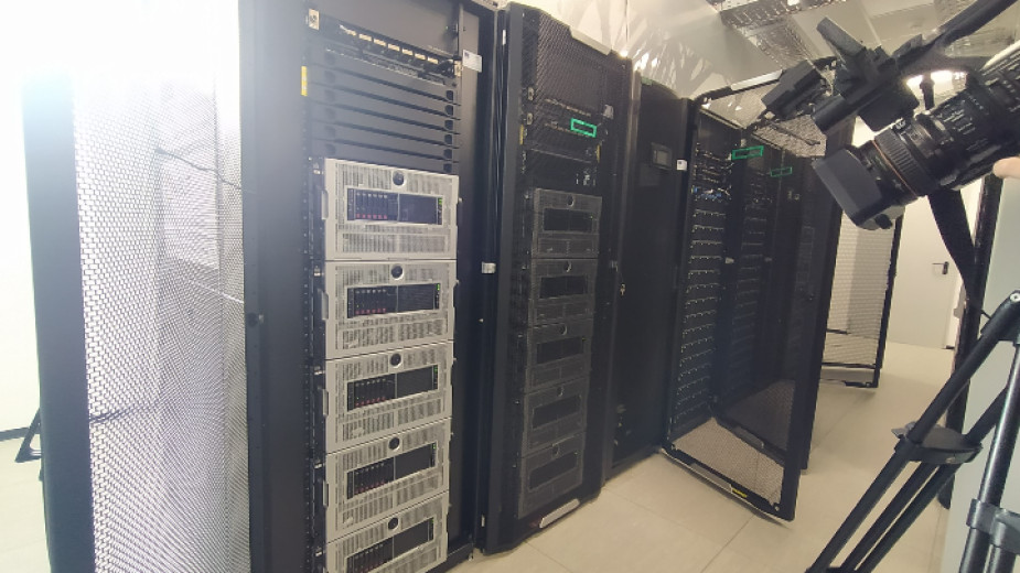Снимка: Българският суперкомпютър "Хемус" заработи в БАН