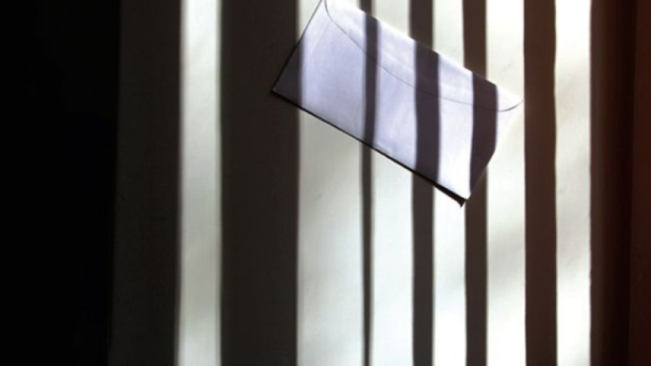 Книгата През всички граници със стихотворения от 32 поети, преведени