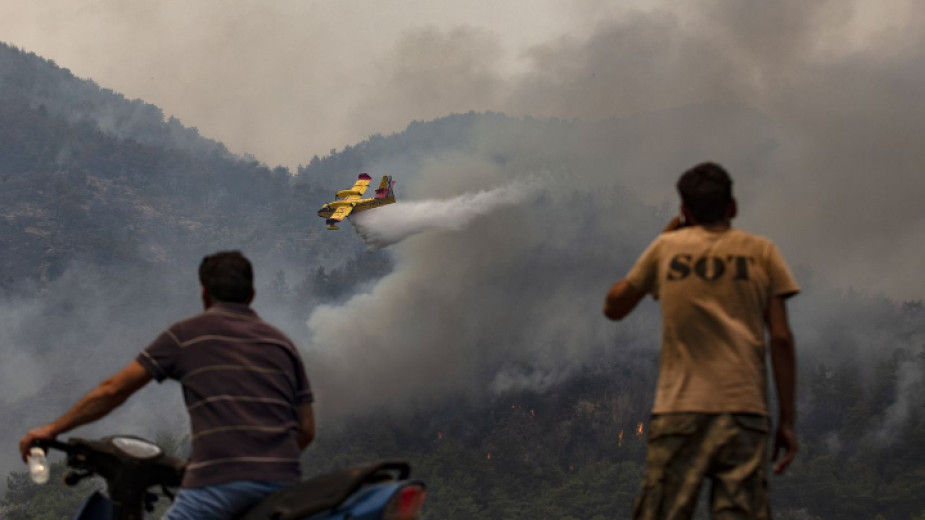 Единадесет горски пожара продължават да бушуват в Турция. Евакуират се