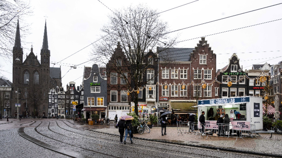 Повечето от социалните ограничения в Нидерландия отпадат от следващата седмица,