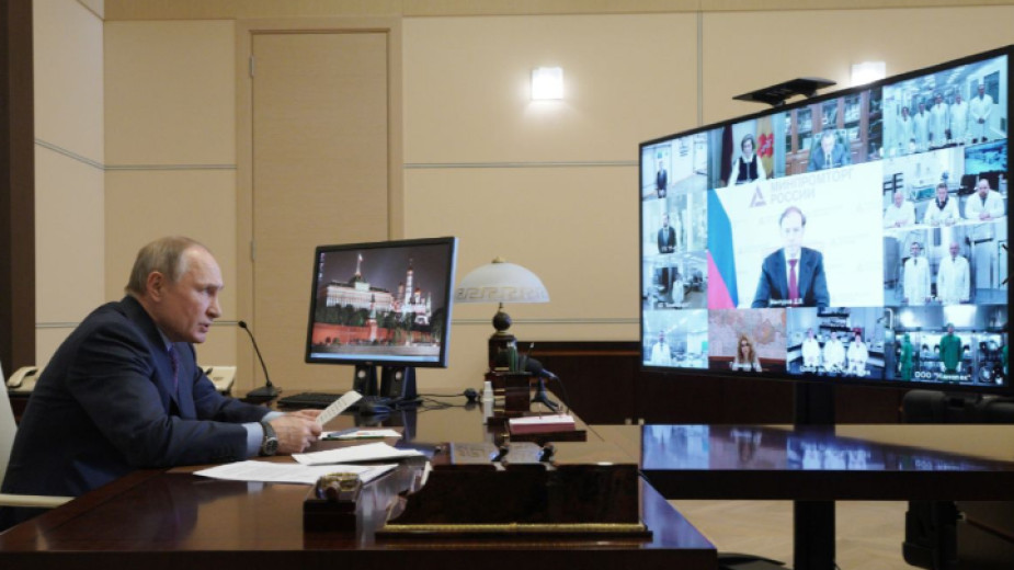 Путин обсъжда с руски производители на Covid ваксини хода на имунизацията в страната