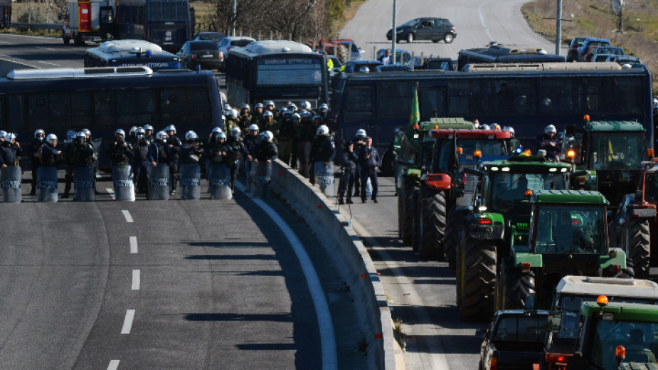Фермерите в Гърция не оттеглят тракторите от магистралата, като съобщават,
