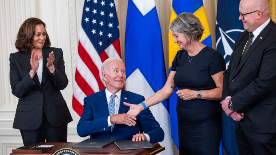 Президентът на Съединените щати Джо Байдън подписа ратификационните документи за