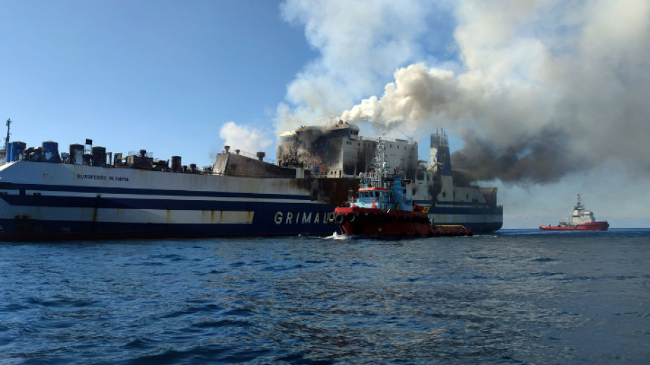 Фериботът, който се запали в Йонийско море, все още не