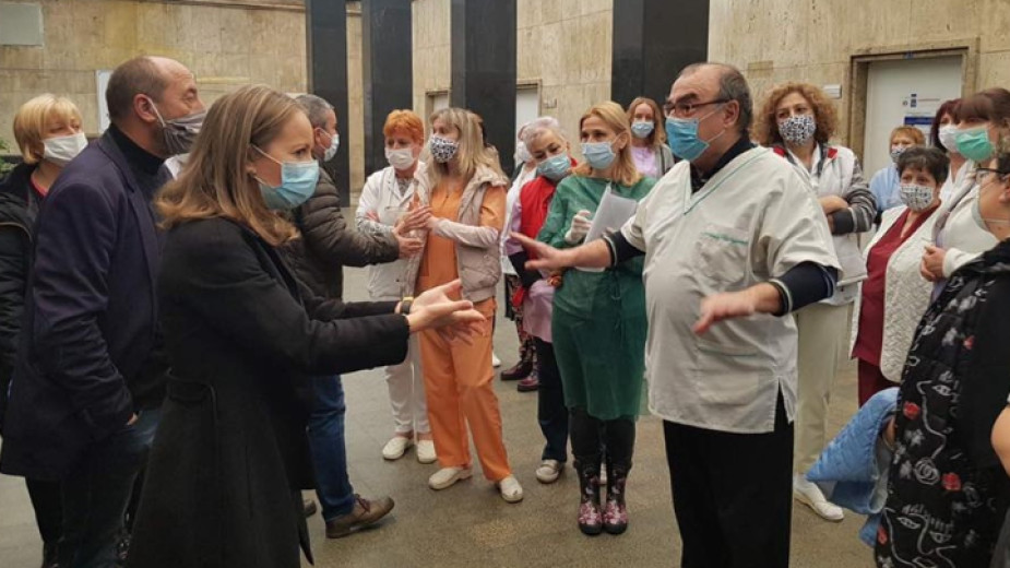 Дариха предпазни облекла за болниците в Пловдив