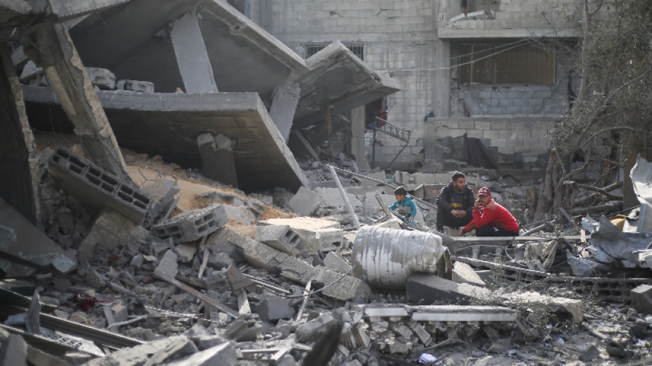 Срутена в резултат на бомбардировка сграда в Рафах