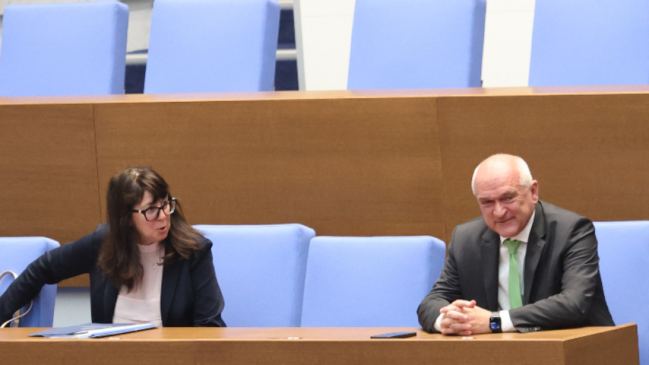 Служебният премиер Димитър Главчев и здравният министър Галя Кондева в пленарната зала на парламента по време на опитите да бъде осигурен кворум - 2 юни 2024 г.  
