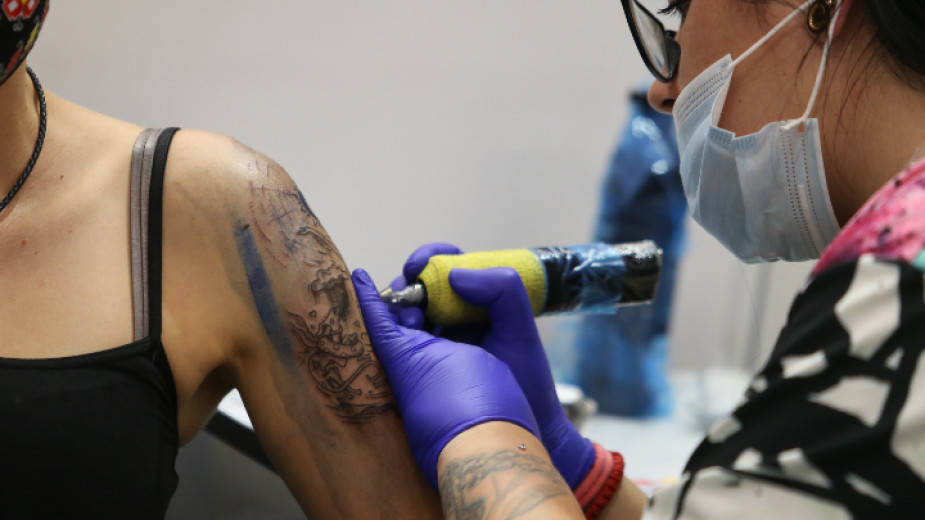 Малко над един милион българи имат татуировки.  22% от хората