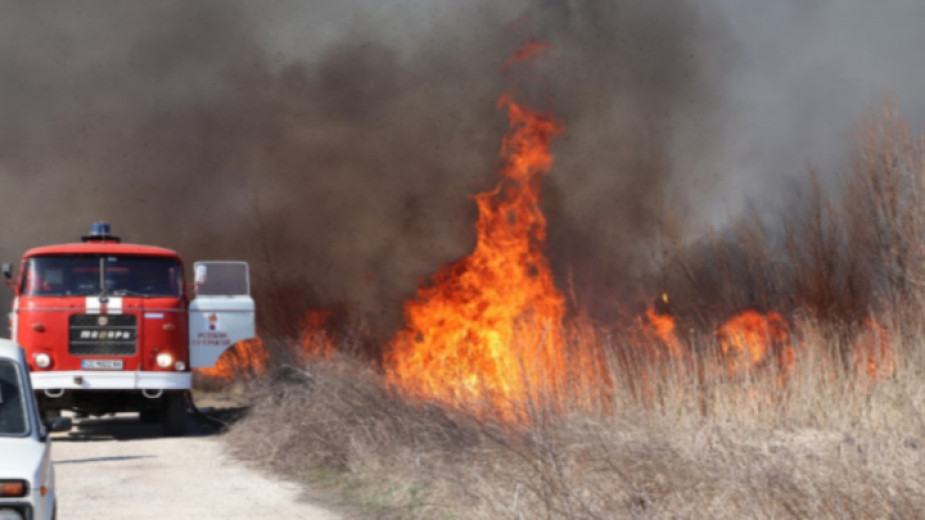 Нов пожар пламна във вилната зона на село Изворище. Огънят
