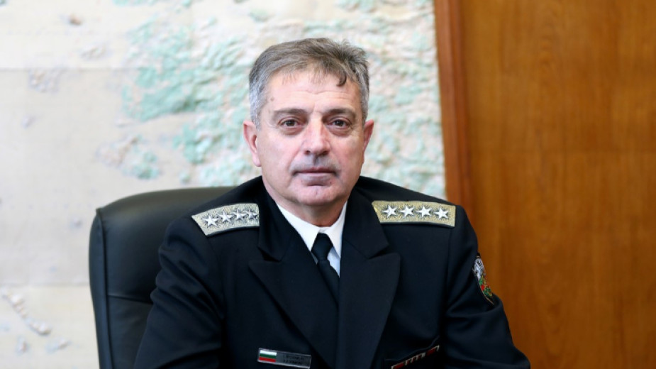 Началникът на отбраната адмирал Емил Ефтимов предупреди, че пред държавата