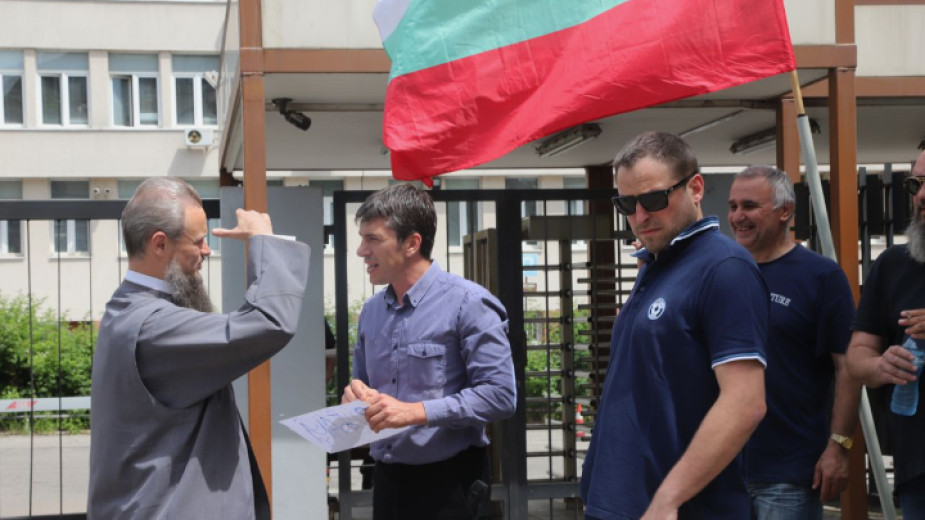 Граждани са се събрали пред ДАНС, за да протестират срещу,