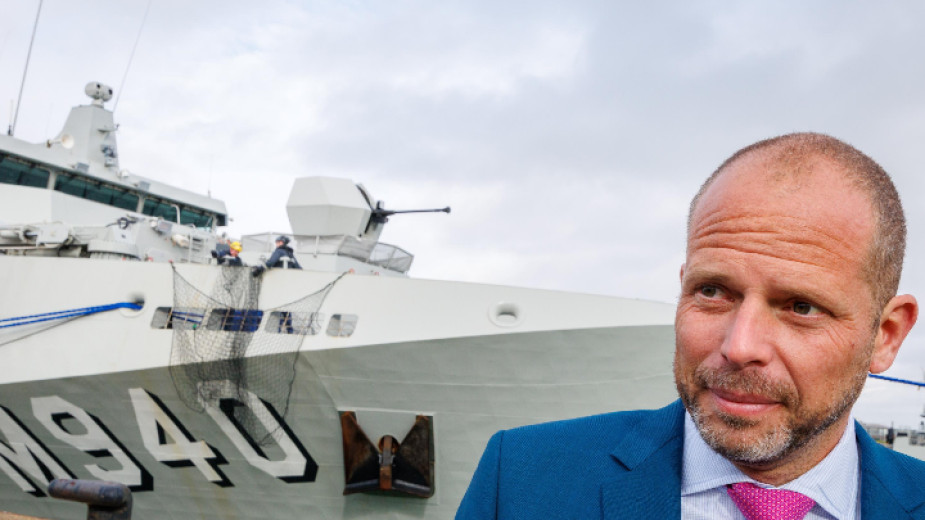 Министърът на отбраната на Белгия Тео Франкен на фона на кораба за противоминно действие на белгийския флот  M940 Oostende, в Зебрюге, Белгия, 3 ноември 2025 г.