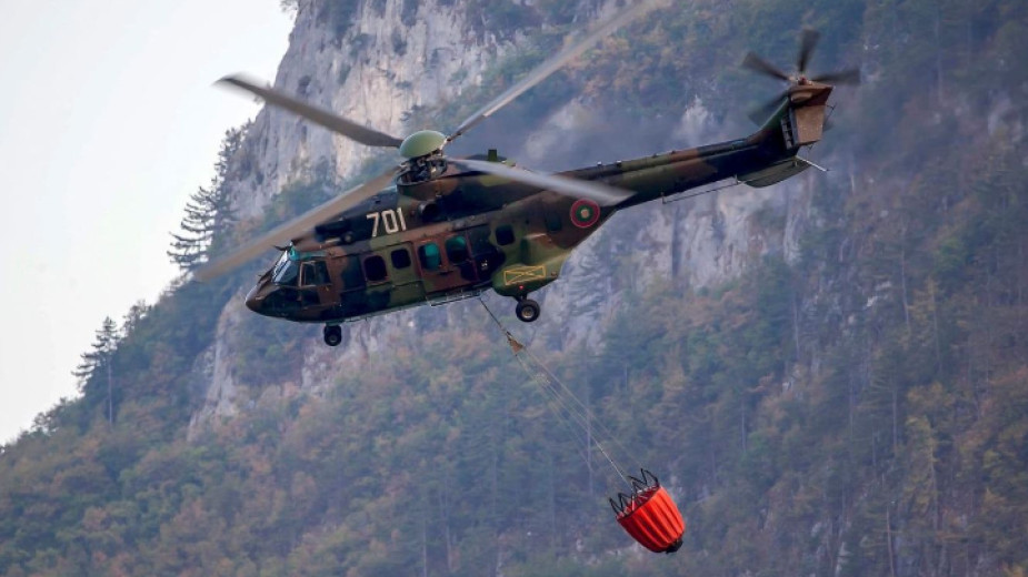 Четвърти хеликоптер на авиобаза Крумово се включва в гасенето на