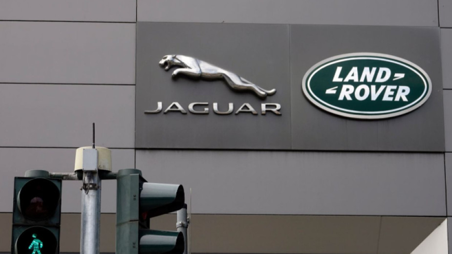 Производството в два от британските автомобилни заводи на Jaguar Land
