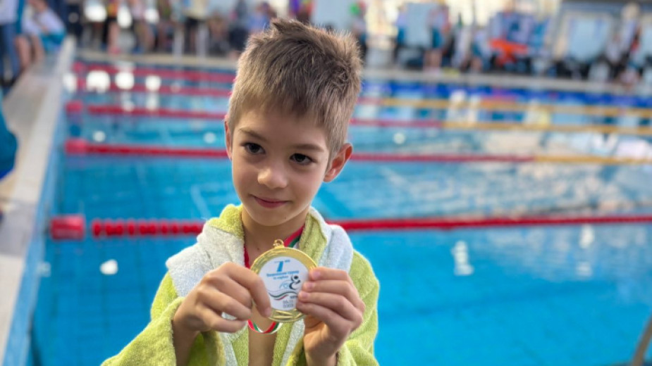 Андрей с първия си спечелен златен медал от специализирано състезание за деца с увреждания