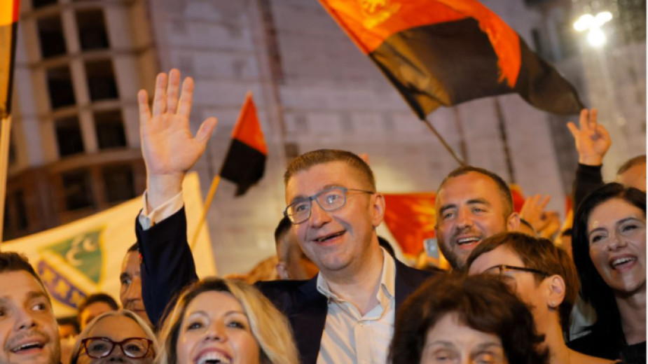 Лидерът на ВМРО ДПМНЕ Християн Мичковски празнува с привърженици победата на парламентарните и президентските избори в Скопие