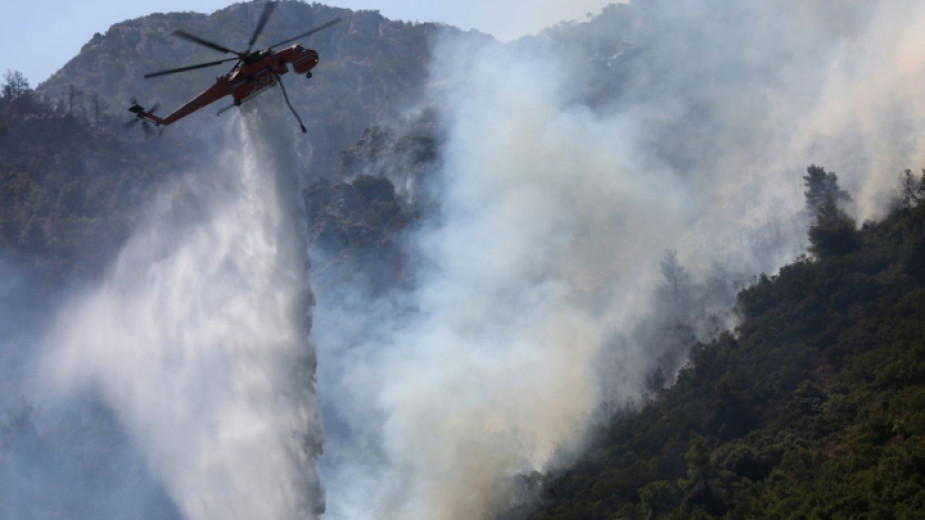 Нов горски пожар наложи поредната евакуация в Гърция. Огънят се