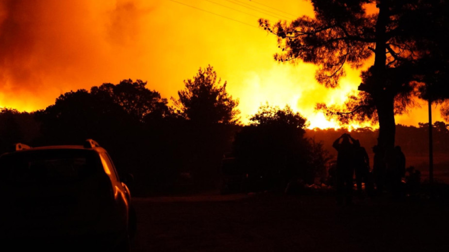 Десетки пожари бушуват във Франция. Страната е обхваната от незапомнена