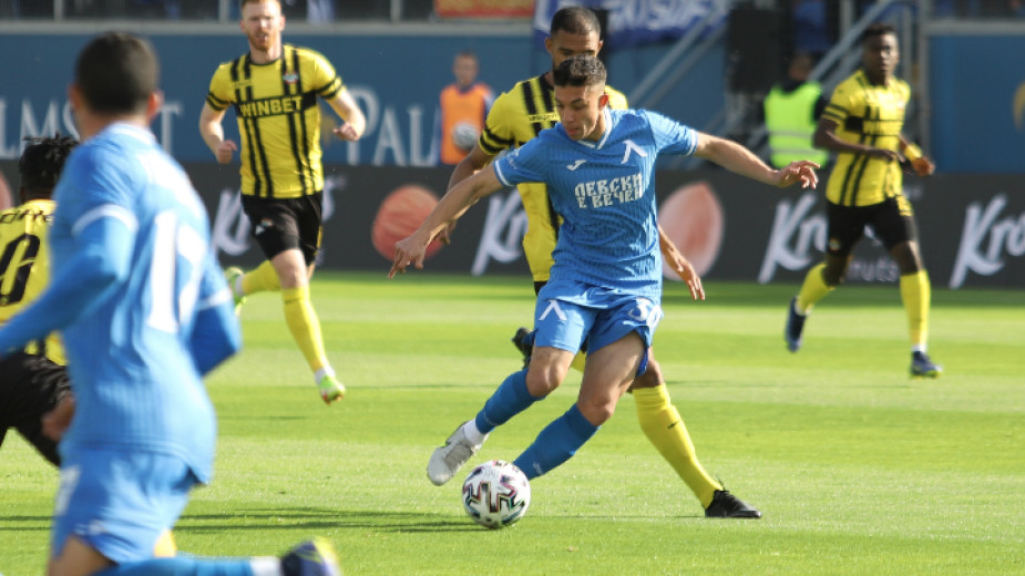 Левски победи Ботев (Пловдив) с 2:0 и съкрати наполовина преднината