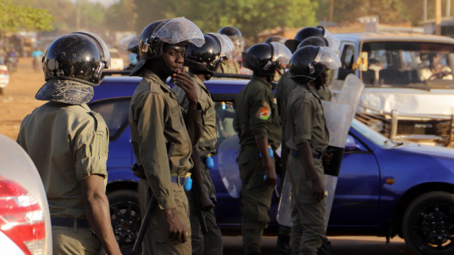 Въоръжени мъже убиха вчера най-малко 60 цивилни в Югозападен Нигер,