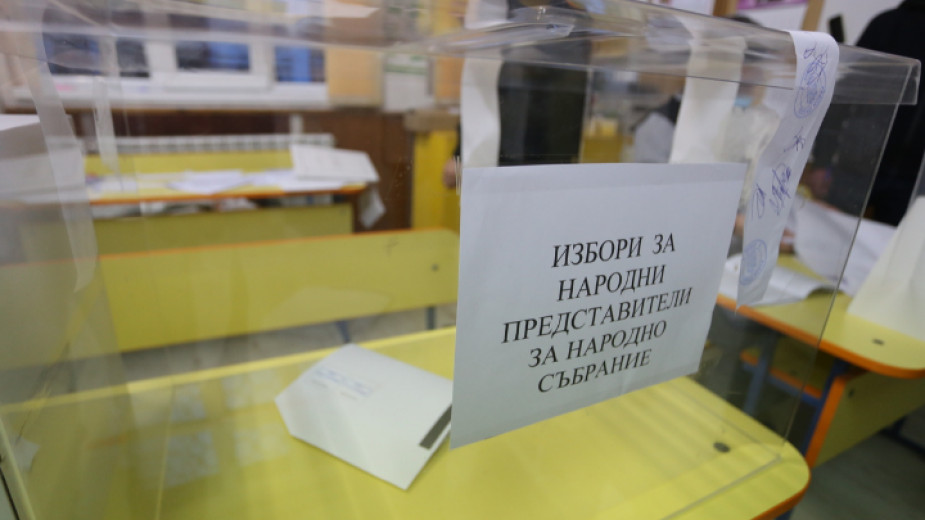 Пред големите избирателни секции в Габрово се образуваха . Заради