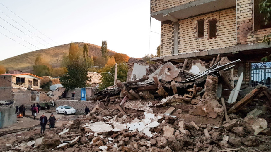 Най-малко трима души са ранени при земетресение, случило се днес
