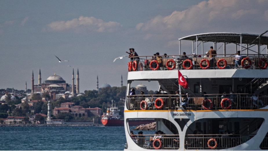 Броят на чуждестранните посетители, пристигнали в Турция, е скочил през