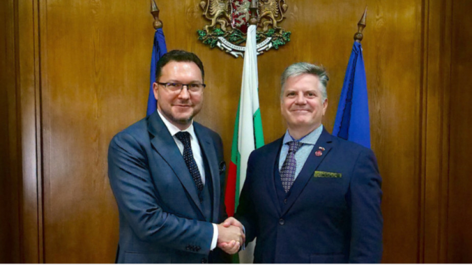 Minister Mitov (L) and US Chargé d'affaires H. Martin McDowell
