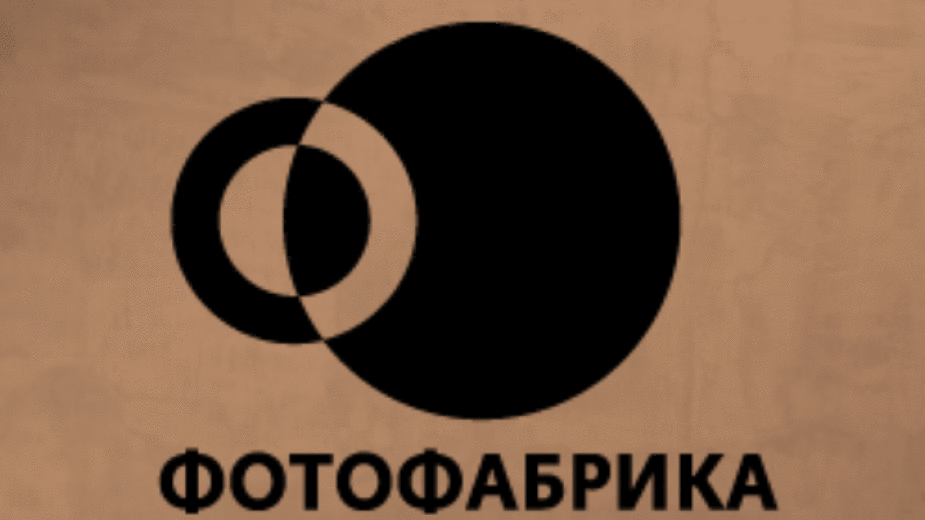 Хора и роли“, Образи и пози“, Интимно и публично“ –