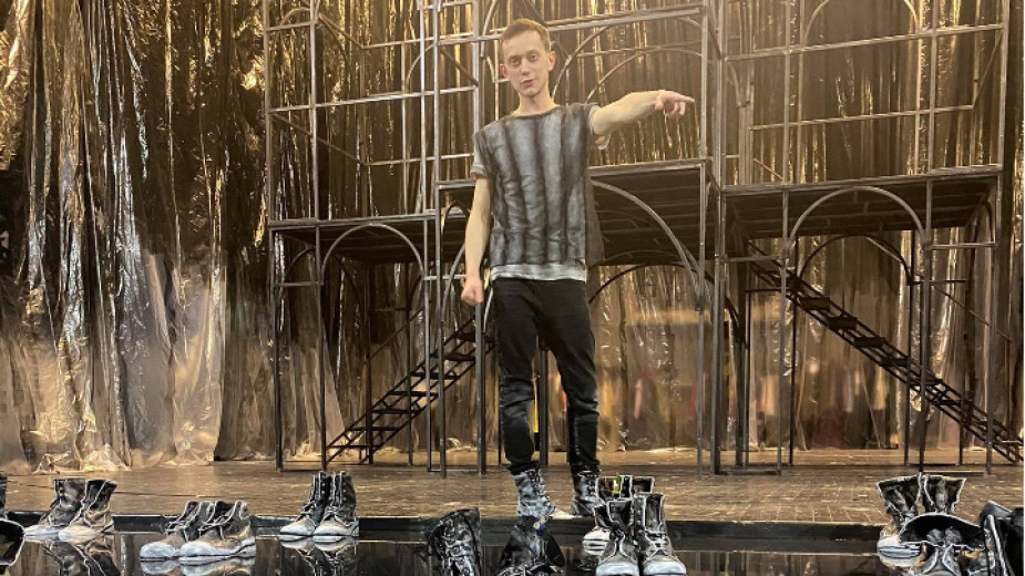 Младият актьор Александър Тонев спечели тазгодишната театрална награда Икар“ в