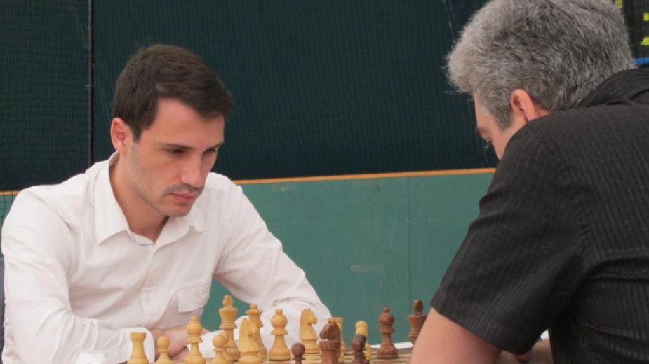 17-годишният Нодирбек Абдусаторов от Узбекистан стана световен шампион по шахмат