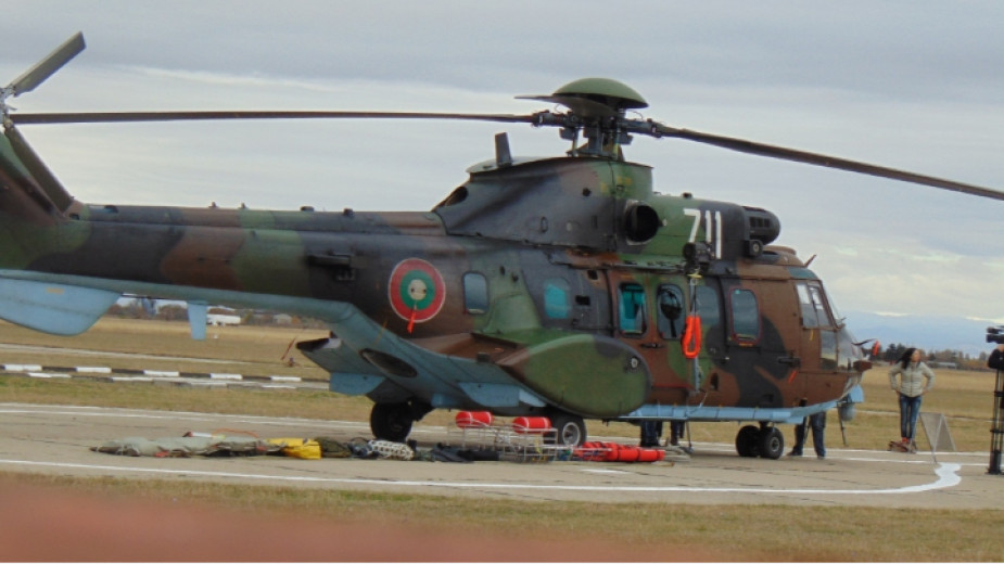 Вертолет Кугър“ от Военновъздушните сили се включи в гасенето на