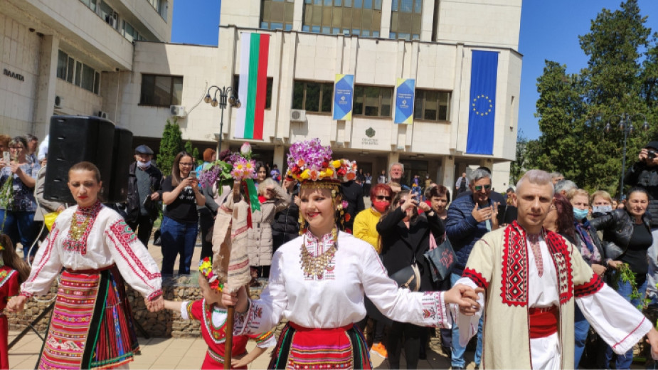 В Ловеч започва традиционният тридневен празник, посветен на Цветница. Събират