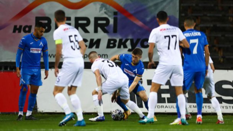 Футболният Славия допусна тежко поражение срещу Металист Харков с 0:5