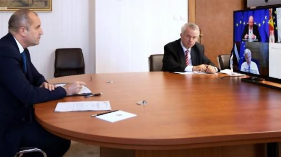 Президентът Румен Радев разговаря на четири очи“ с председателя на