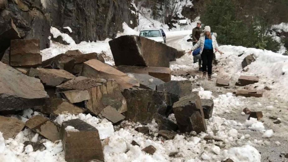 Тонове скална маса паднаха на общинския път за село Ситово.