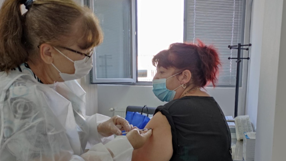 Десет души бяха ваксинирани срещу Covid-19 в 20-хилядния сливенски квартал