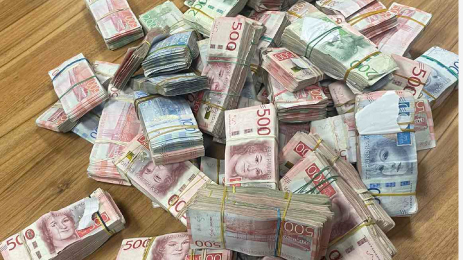 Недекларирани над 3.5 млн. шведски крони в тайници на лек автомобил ...