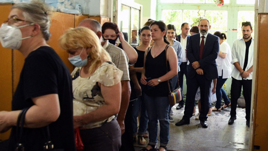 Гражданите на Армения гласуват днес на предсрочни парламентарни избори, свикани