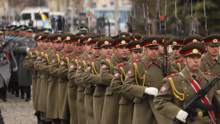 Армията следи внимателно обстановката в Украйна с повишена бдителност. Това