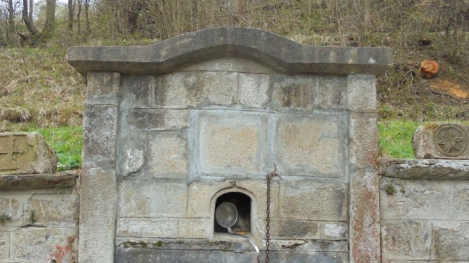 Край старата чешма в габровското село Баевци, обект на посегателства